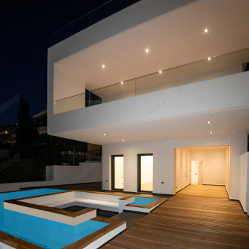 4_entrance_by_the_pool_319075319